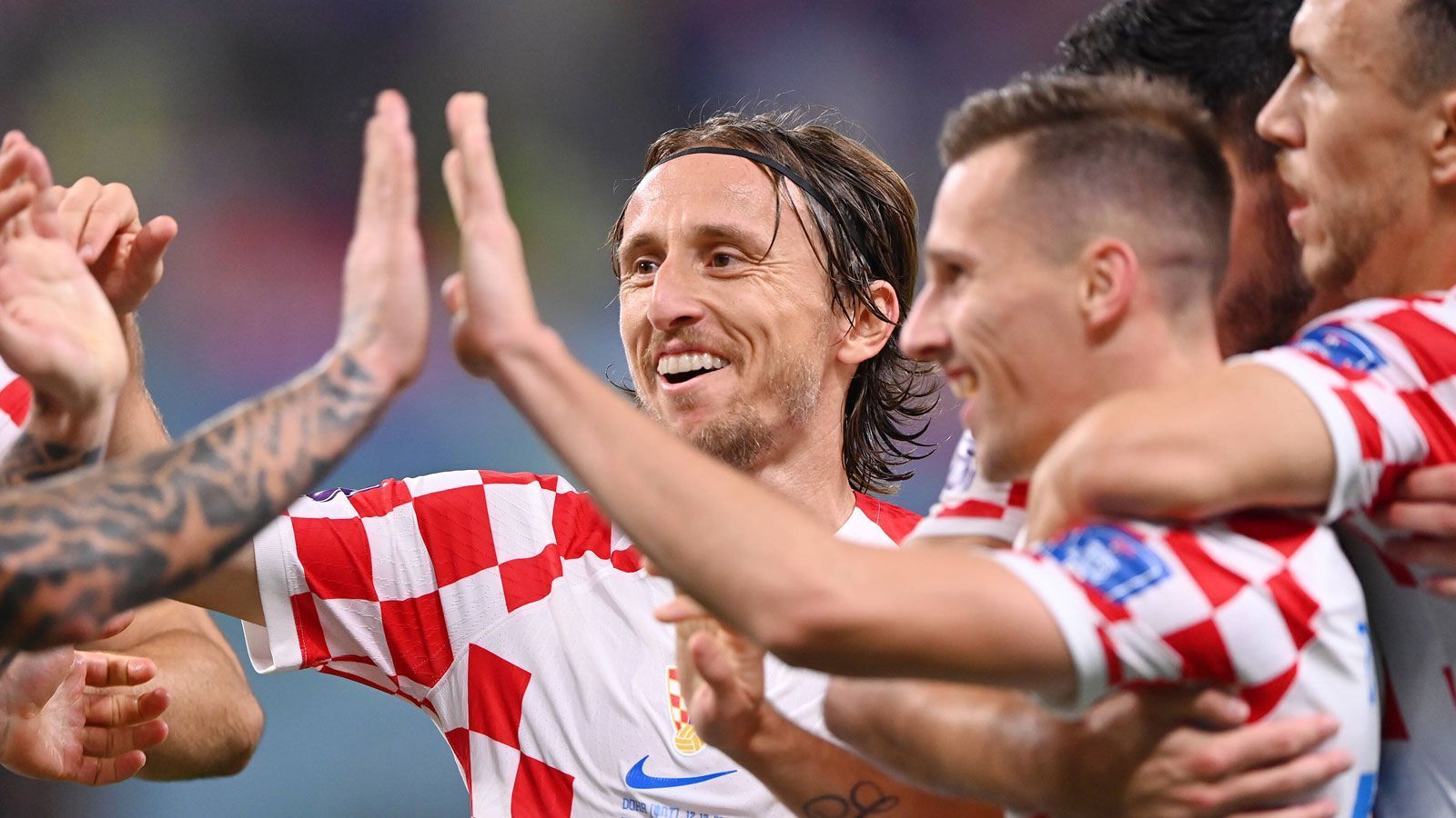 
                <strong>Modric strahlt</strong><br>
                Mit diesem Treffer macht Orsic (2. v. r.) auch seinen prominenten Kapitän glücklich, freudestrahlend lässt sich Modric (l.) im Jubelknäuel blicken und klatscht fleißig ab.
              