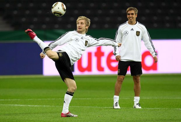 
                <strong>Marko Marin (AC Florenz)</strong><br>
                Der Mittelfeld-Dribbler debütierte 2008 in der DFB-Elf und absolvierte insgesamt 16 Länderspiele - unter anderem die Partien gegen Australien und Serbien bei der WM 2010 in Südafrika. Doch nach der WM bekam seine Karriere einen Knick. Seitdem sucht er seine Form. Aktuell beim AC Florenz.
              