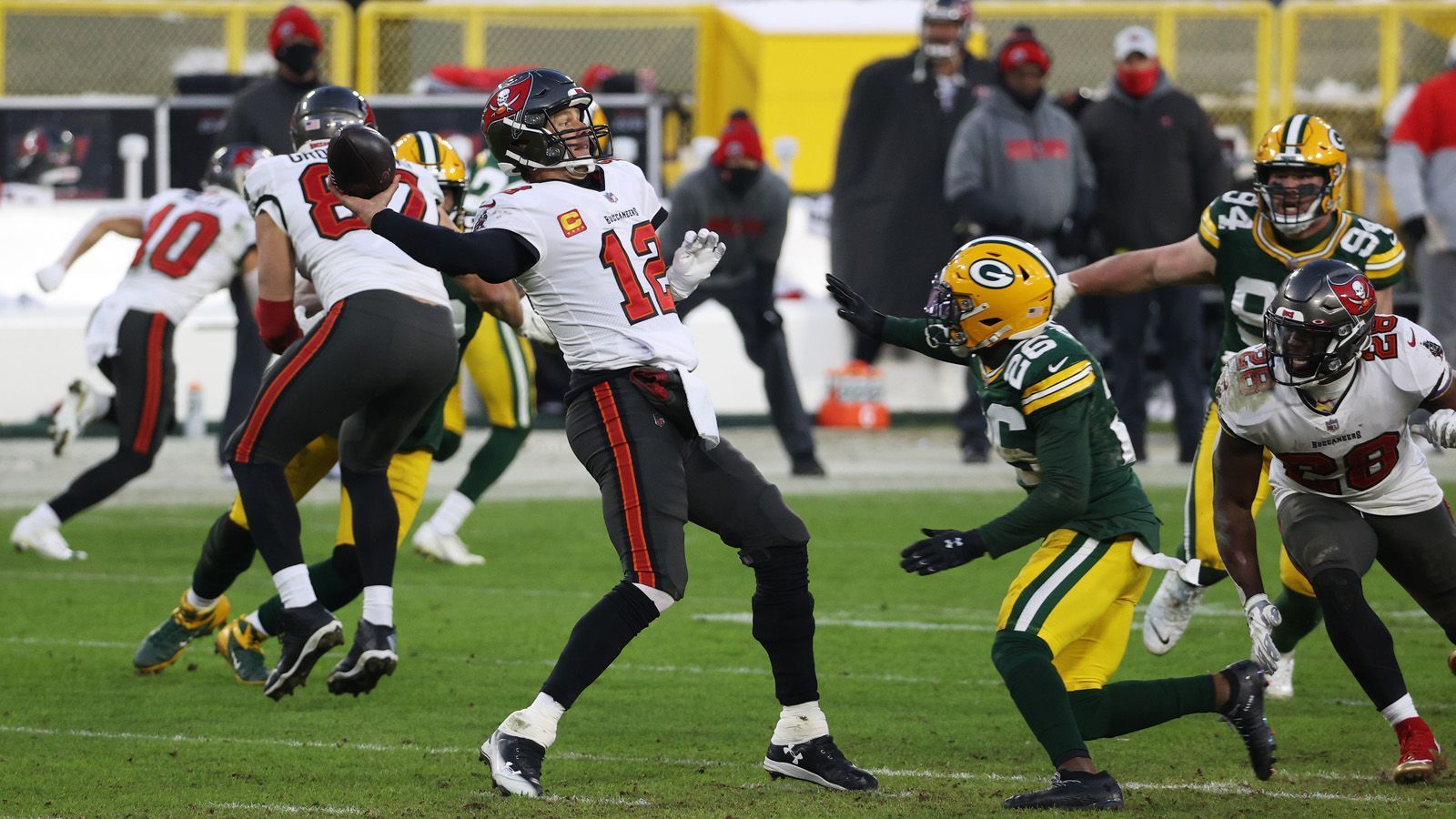 
                <strong>Tampa Bay Buccaneers @ Green Bay Packers (31:26, 24. Januar 2021, NFC Championship Game)</strong><br>
                Tom Brady gegen Aaron Rodgers. Das Duell hat es in den Playoffs zuvor noch nie gegeben. Gleich in seinem ersten Bucs-Jahr führte Brady das Team tief in die Playoffs und wurde in Lambeau Field von den Green Bay Packers erwartet. Der "GOAT" lieferte mit drei Touchdowns und drei Interceptions zwar kein gutes Spiel ab, konnte sich aber auf seine Defense verlassen, die Rodgers fünf Mal zu Fall brachte und zwei Turnover erzwang. Mit 31:26 setzten sich die Bucs schließlich durch und gewannen später den Super Bowl dahoam gegen die Kansas City Chiefs. 
              