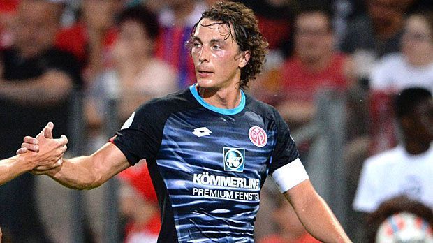 
                <strong>Julian Baumgartlinger (FSV Mainz 05)</strong><br>
                FSV-Legende Nikolce Noveski musste den Mainzer im Sommer verlassen. Nachfolger des Mazedoniers wird ein Österreicher: Julian Baumgartlinger erhält das volle Vertrauen von Trainer Martin Schmidt.
              