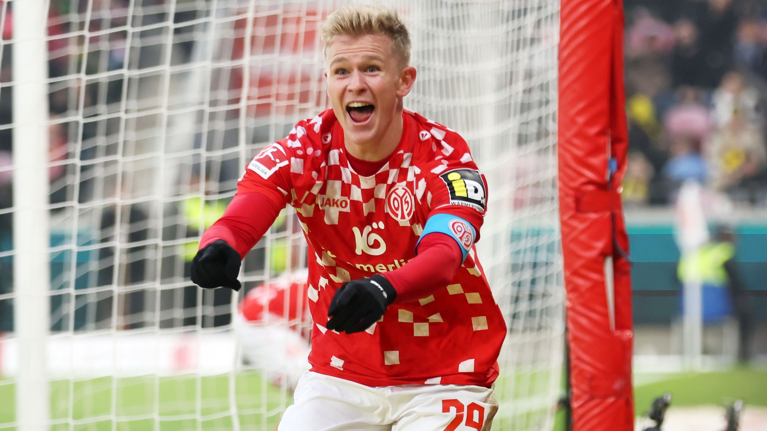 <strong>Jonathan Burkardt (1. FSV Mainz 05)</strong><br>Nach zuletzt elf Toren und zwei Assists in 14 Pflichtspielen hat Mainz-Star Jonathan Burkardt wohl Interesse aus England auf sich gezogen. Laut "TBR" dürfte West Ham United den 24-Jährigen als möglichen Winter-Neuzugang ins Auge gefasst haben. Insbesondere der deutsche Sportdirektor Tim Steidten soll sich für eine Verpflichtung des Mainzers einsetzen. Beim FSV ...