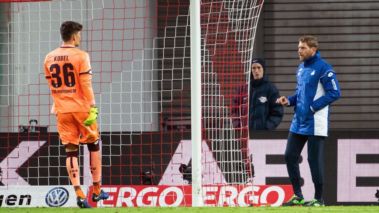 
                <strong>Weitere Topkeeper wie Kobel wurden von Rechner ausgebildet</strong><br>
                Aber auch an der positiven Entwicklung anderer, heutiger Bundesliga-Stammkeeper hatte Rechner in Hoffenheim entscheidenden Anteil: Dazu zählen neben Gregor Kobel (heute Borussia Dortmund) auch Koen Casteels (VfL Wolfsburg) und Marvin Schwäbe (1. FC Köln).
              