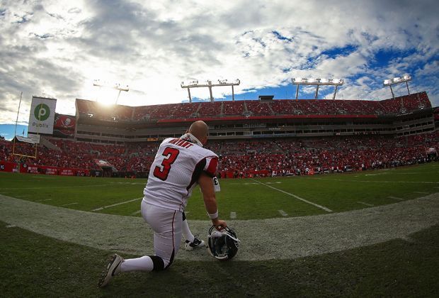 
                <strong>Tampa Bay Buccaneers - Atlanta Falcons 17:27</strong><br>
                Atlantas Kicker Matt Bryant genießt vor dem Kickoff das Panorama und Wetter in Florida. Im aufregenden Spiel selbst bleibt ihm dafür nicht mehr die Zeit.
              