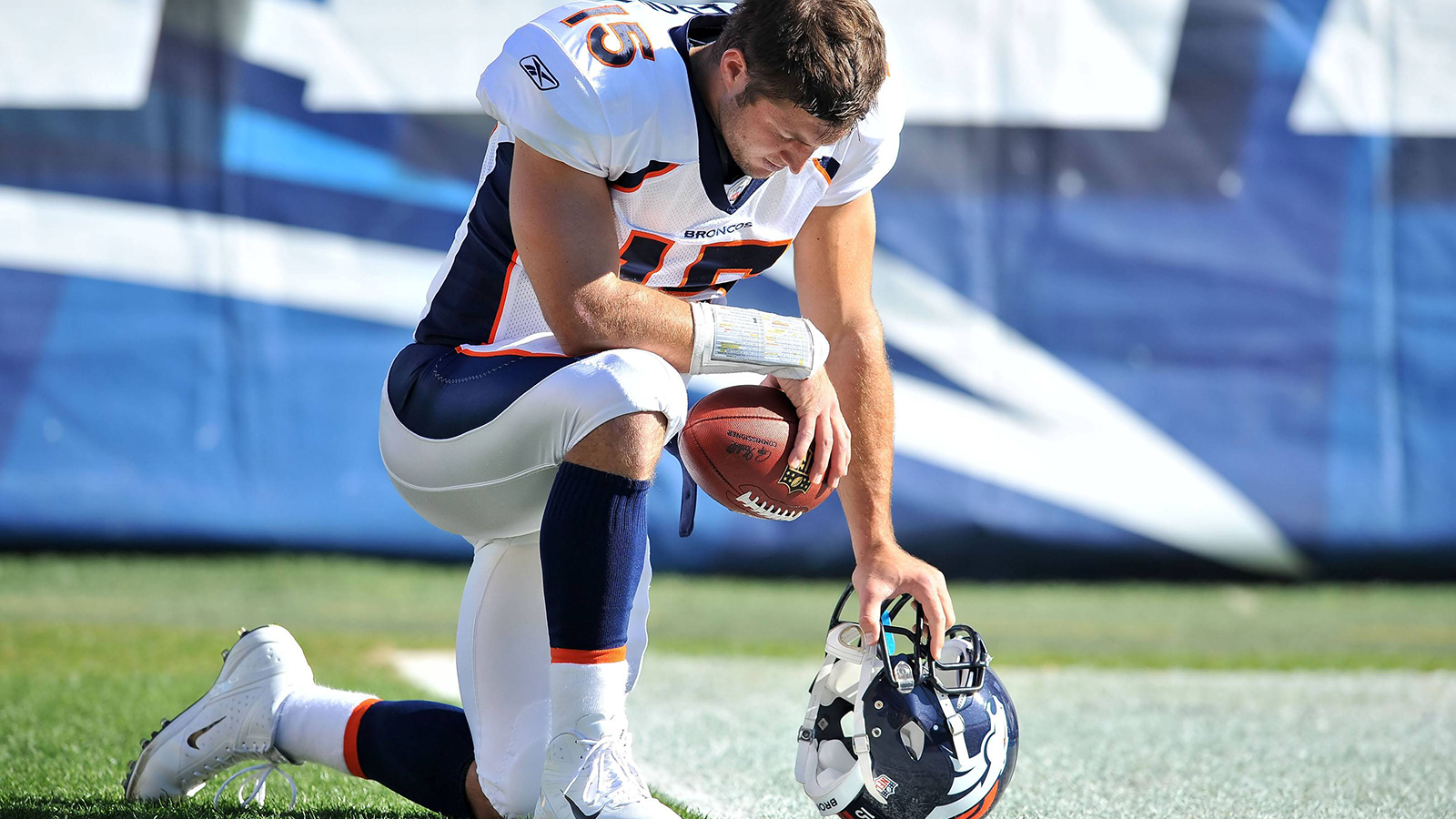 
                <strong>Tebowing und neuer Starting-Quarterback</strong><br>
                Die Saison 2011 wird in die Geschichtsbücher als die (bislang) beste Spielzeit von Tim Tebow eingehen. Nicht nur wurde das "Tebowing" (siehe Bild) ein regelrechter Volks-Trend, der junge Quarterback durfte ab Woche fünf auch die Quarterback-Zügel von Kyle Orton übernehmen. Dank mehrerer Comeback-Siege erreichten die Broncos unter Tebow mit einer 8-8 Bilanz die Playoffs …
              