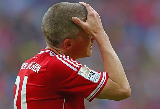 
                <strong>Sinnbild des Spiels</strong><br>
                Bilder sagen mehr als tausend Worte: Vize-Kapitän Bastian Schweinsteiger kann sich die Leistung seiner Bayern nicht erklären.
              