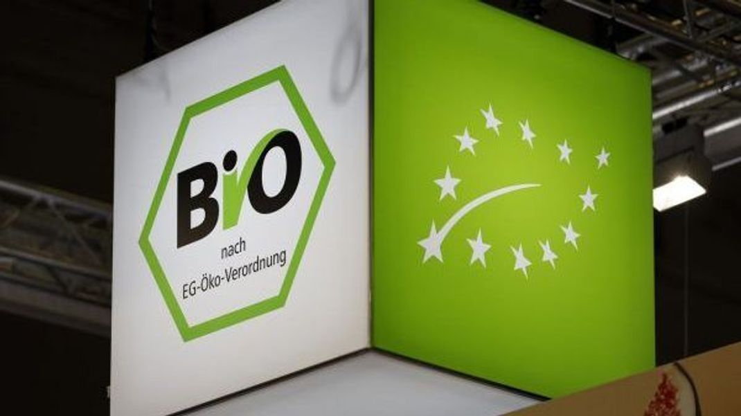 Links ist das staatliche Bio-Siegel, rechts das EU-Bio-Logo mit den weißen Sternchen.