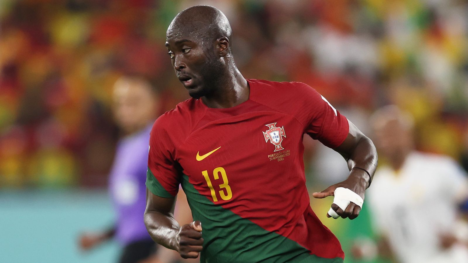 
                <strong>Danilo Pereira (Portugal)</strong><br>
                Portugal muss bei der WM seit der Vorrunden-Partie gegen Ghana auf Danilo Pereira verzichten. Wie der nationale Verband mitteilte, hat der Verteidiger von Paris St. Germain im Training eine Fraktur dreier Rippen erlitten. Der 31-Jährige hatte bei Portugals 3:2 gegen Ghana zum Auftakt in der Innenverteidigung durchgespielt, konnte danach aber aufgrund seiner Verletzung nicht mehr mitwirken. 
              