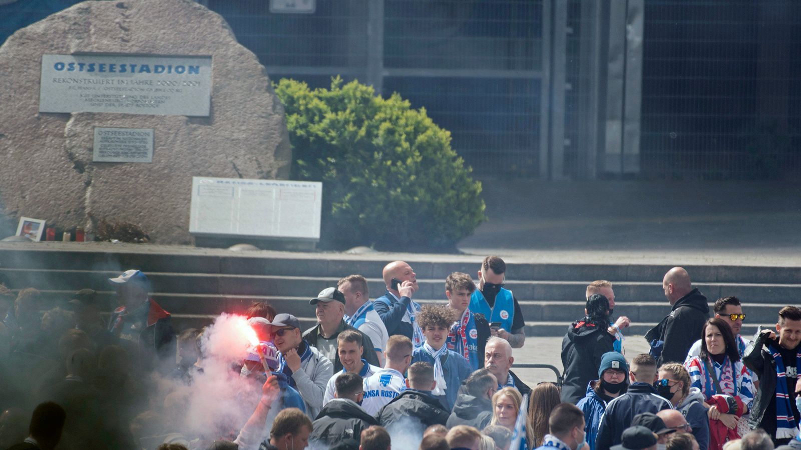 
                <strong>Voller Support in Rostock</strong><br>
                Vor dem Ostseestadion werden Pyros gezündet. Die Hansa-Fans hoffen auf den direkten Aufstieg.
              