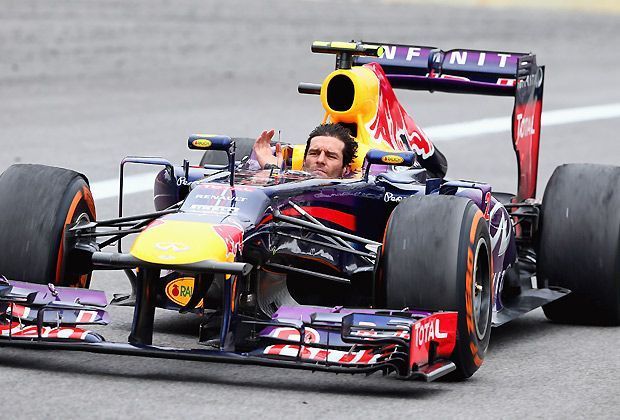 
                <strong>Wehmütiger Blick</strong><br>
                Mark Webber verabschiedet sich mit einem Podestplatz aus der Formel 1. Der Australier belegt hinter Vettel Rang zwei und macht damit den Doppelsieg für Red Bull perfekt
              