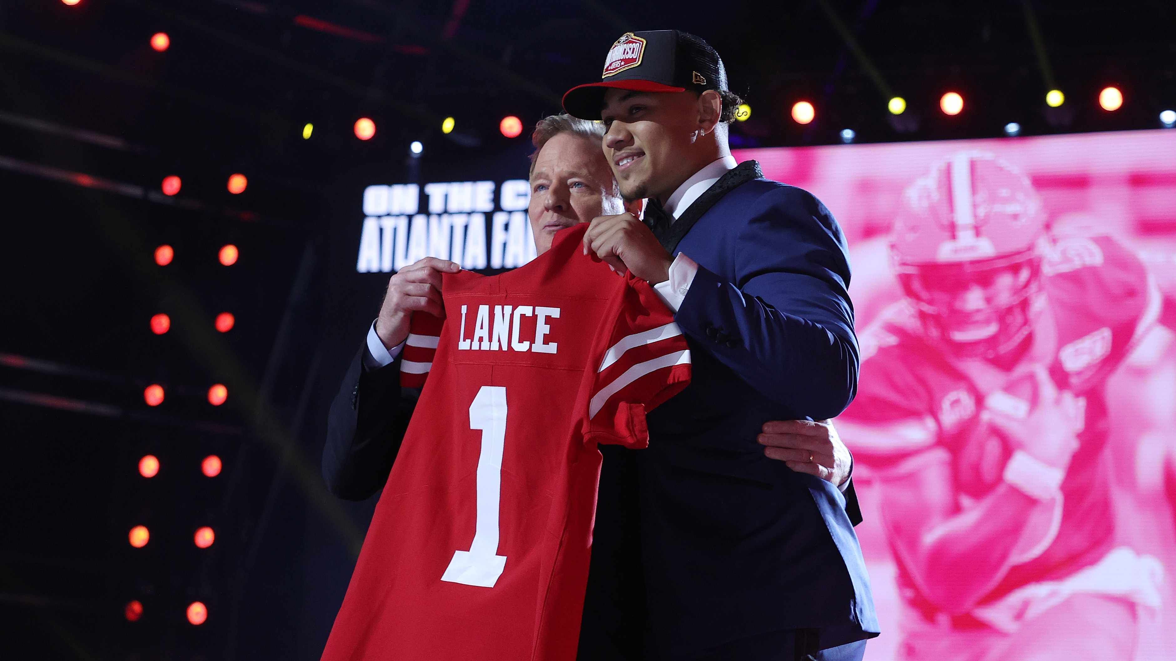 <strong>NFL Draft 2021 in der QB-Retrospektive: Uneingelöste Versprechen</strong><br>Trevor Lawrence, Zach Wilson, Trey Lance, Justin Fields und Mac Jones: Der NFL Draft 2021 war gespickt mit Top-Talenten auf der Quarterback-Position. Drei Jahre später sieht die Bilanz ernüchternd aus. Lediglich Lawrence steht noch als Starter bei seinem ursprünglichen NFL-Team auf dem Feld. <strong><em>ran</em></strong> lässt die Jahre Revue passieren.