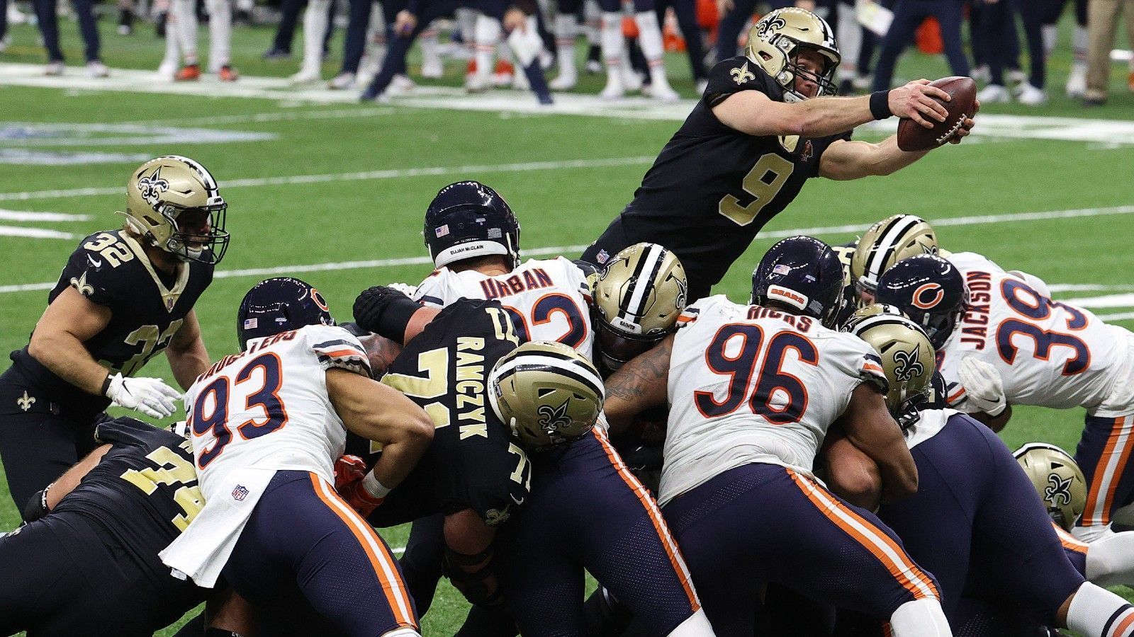 
                <strong>Platz 4: New Orleans Saints</strong><br>
                Auf dieses Spiel dürften sich wohl alle NFL-Fans freuen. In der Divisional Round empfängt Drew Brees mit den New Orleans Saints seinen langjährigen Rivalen Tom Brady und dessen neue Franchise Tampa Bay (in der Nacht von Sonntag auf Montag ab 0:15 Uhr live auf ProSieben und ran.de). Beiden Teams gelang in der Vorwoche zwar ein Sieg, überzeugen konnte aber keiner so richtig. Die Saints gelten zwar als Favorit, müssen dieser Stellung aber erst gerecht werden. Neben Brees sind auch die anderen Superstars Alvin Kamara und Michael Thomas wieder am Start, so richtig ins Laufen gekommen ist die angsteinflößende Offense beim 21:9-Sieg gegen die Bears aber noch nicht. Gegen die Bucs bedarf es einer Steigerung.
              