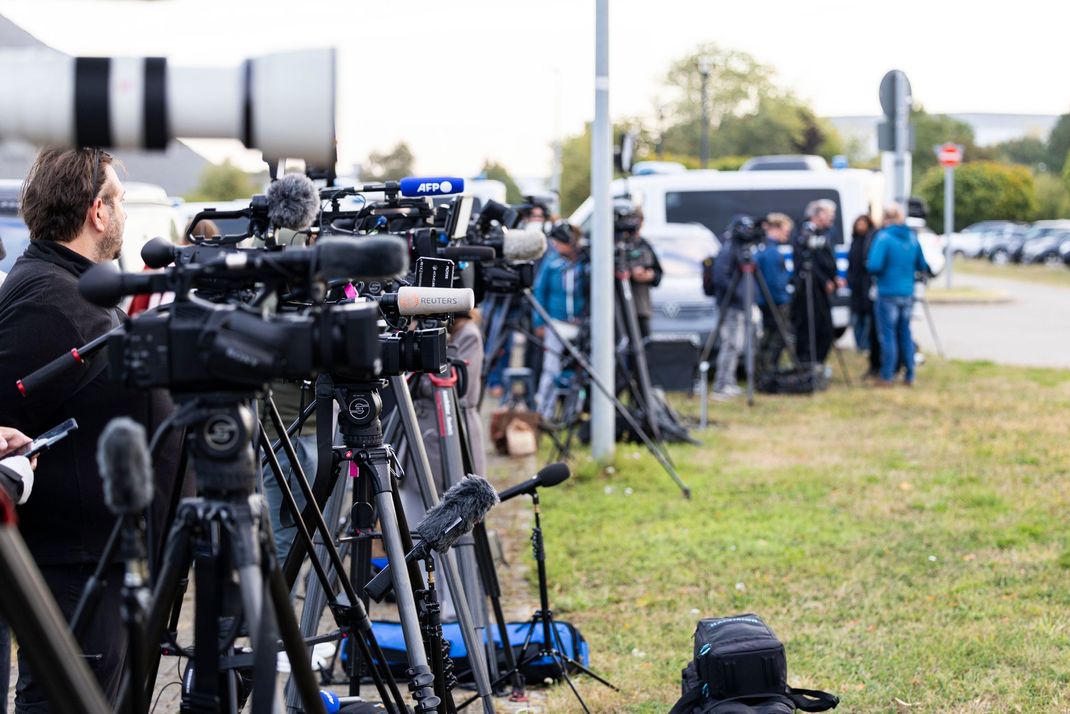 Haftentlassung: Journalist:innen und TV-Teams stehen vor der Justizvollzugsanstalt (JVA) Sehnde.