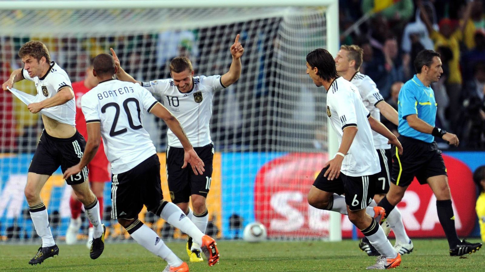 
                <strong>WM-Endrunde 2010: Deutschland - England 4:1 (2:1)</strong><br>
                ... In der zweiten Hälfte machte Thomas Müller mit einem Doppelpack (67./70.) alles klar für Deutschland. 
              