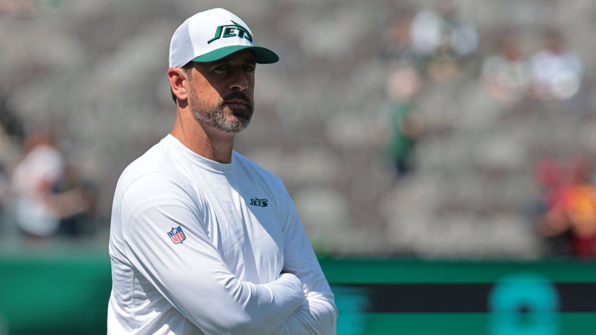 NFL, American Football Herren, USA Washington Commanders at New York Jets Aug 10, 2024; East Rutherford, New Jersey, USA; New York Jets quarterback Aaron Rodgers (8) looks on before the game agains...