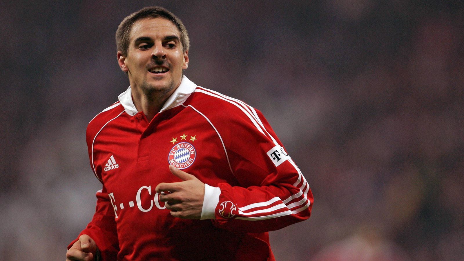 
                <strong>Sebastian Deisler (Knieprobleme und Depressionen)</strong><br>
                Er galt als einer der besten Fußballer Deutschlands, wurde im Laufe seiner Karriere aber von Verletzungen gebeutelt. Fünf Knie-Operationen musste sich Sebastian Deisler unterziehen. Zwischen 2003 und 2004 war er wegen Depressionen sogar stationär in Behandlung. Zuvor hatte er die WM 2002 verpasst, nachdem er sich wenige Wochen vor Turnierstart eine Knorpelabsprengung im Knie zugezogen hatte. 2007 erklärte er gegenüber dem damaligen Bayern-Manager Uli Hoeneß, dass er wegen anhaltender Knieprobleme seine Karriere im Alter von 27 Jahren beenden wolle. Jegliche Überzeugungsversuche schlugen fehl, wie Hoeneß 2019 später bei einer Veranstaltung der Robert-Enke-Stiftung verriet. Deisler habe ihm in nächtelangen Gesprächen immer wieder zu verstehen gegeben, dass er nicht mehr könne. Nach seiner Karriere zog sich Deisler ins Privatleben zurück.
              