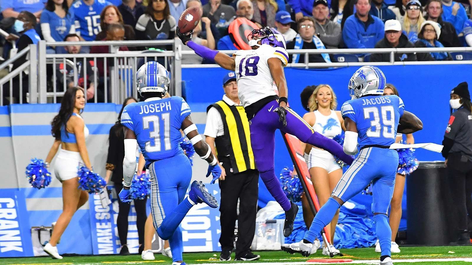 
                <strong>Minnesota Vikings - Justin Jefferson, Wide Receiver</strong><br>
                Muss man wirklich erklären, warum Justin Jefferson der beste junge Spieler der Minnesota Vikings ist? 128 gefangene Bälle, 1809 Receiving Yards, acht Receiving Touchdowns und eine Fangquote von 69,6 Prozent alleine in der abgelaufenen Saison. Dazu die absolut verdiente Auszeichnung als bester Offensiv-Spieler des Jahres. Der 24-Jährige ist ohne Frage der beste Wide Receiver der Liga, was sich auf absehbare Zeit auch nicht ändern dürfte.Honorable Mentions: Offensive Tackle Christian Darrisaw, Guard Ezra Cleveland
              