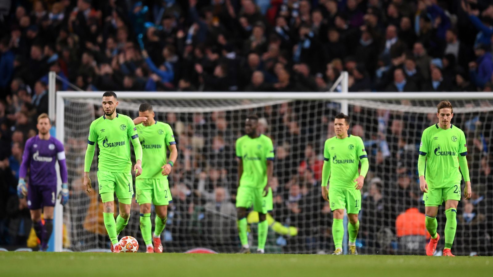 
                <strong>Champions League: Schalke 04 bei Manchester City in der Einzelkritik</strong><br>
                Desolate Schalker haben sich mit einem bitteren 0:7 im Achtelfinal-Rückspiel bei Manchester City aus der Champions League verabschiedet. Wir haben den Auftritt benotet.
              