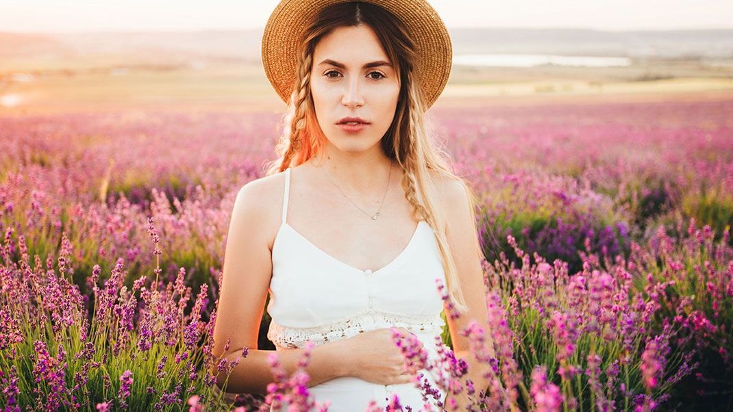 Braids müssen nicht immer komplett aus allen Haaren geflochten werden – einzeln geflochtene Braids können neben ungeflochtenen Haarsträhnen den Sommerlook ganz besonders machen. 