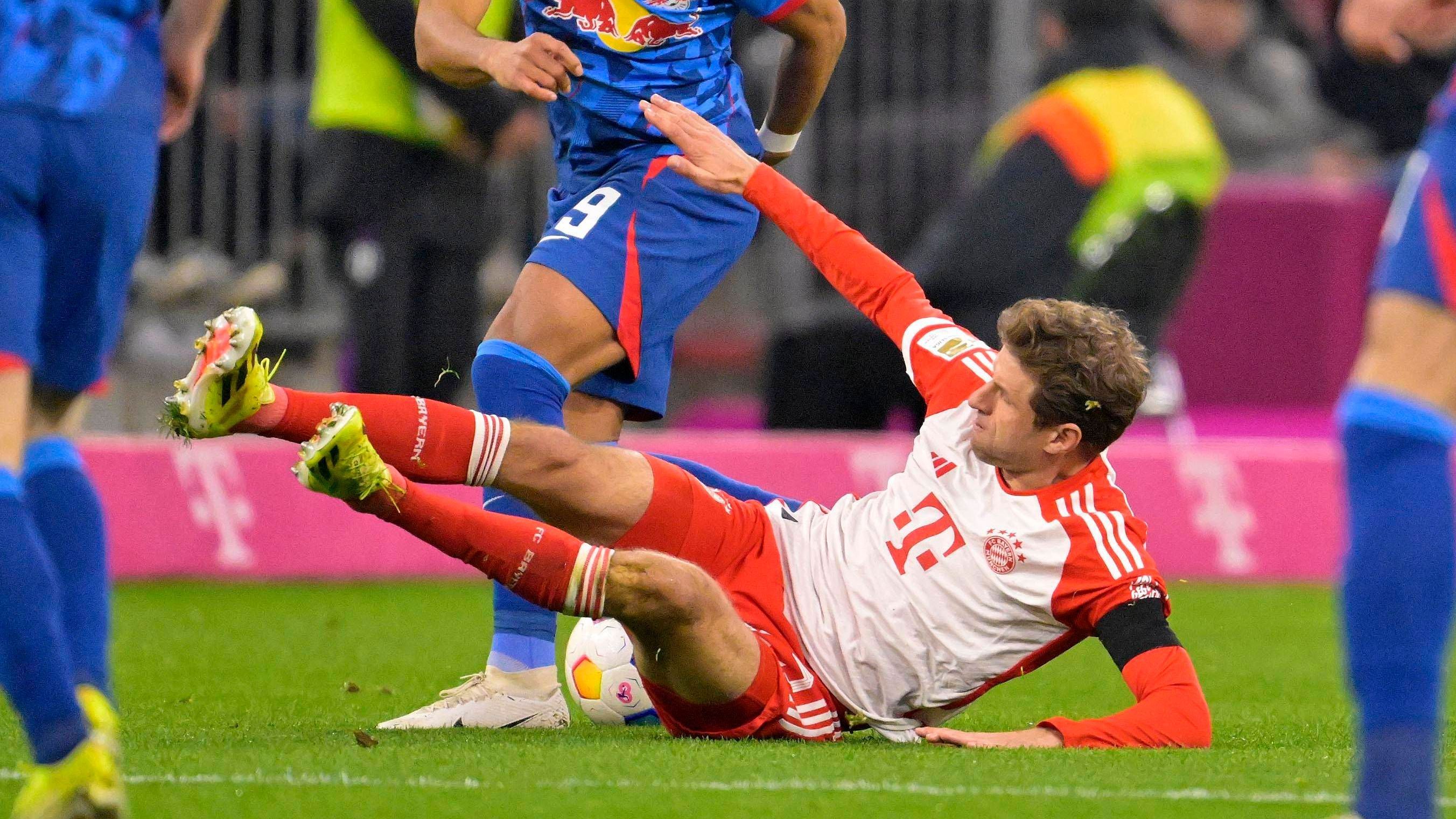 <strong>Thomas Müller (FC Bayern)</strong><br>Das Engagement ist dem Routinier wie immer nicht abzusprechen, allerdings bekommt er bis zu seiner Auswechslung nach 64 Minuten keinen Zugriff aufs Spiel. Viele Fehlpässe, kaum gelungene Aktionen. <em><strong>ran</strong></em>-Note: 5