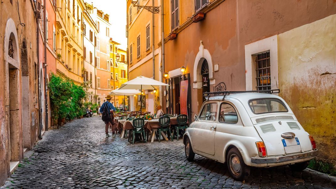 Trastevere ist ein beliebtes Ausgehviertel in Rom mit vielen Cafés und Restaurants.
