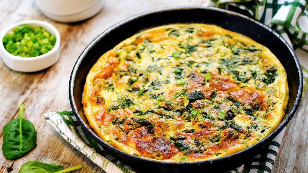 Ein stärkendes Frühstück zum Start in den Tag: Ein eiweißreiches Omelette mit Zwiebeln und Spinat.