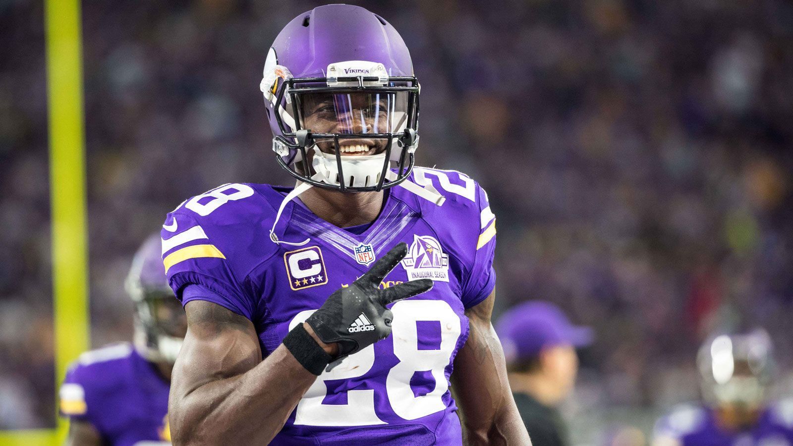 
                <strong>1. Platz: Adrian Peterson</strong><br>
                &#x2022; In der NFL aktiv: 2007-2021 (hat seinen Rücktritt aber noch nicht offiziell erklärt)<br>&#x2022; Teams: Minnesota Vikings, Arizona Cardinals, New Orleans Saints, Washington Redskins (heute Washington Commanders), Detroit Lions, Tennessee Titans, Seattle Seahawks<br>&#x2022; Super-Bowl-Siege: 0<br>&#x2022; Rushing Yards (Regular Season): 14.918<br>&#x2022; Rushing Touchdowns (Regular Season): 120<br>
              