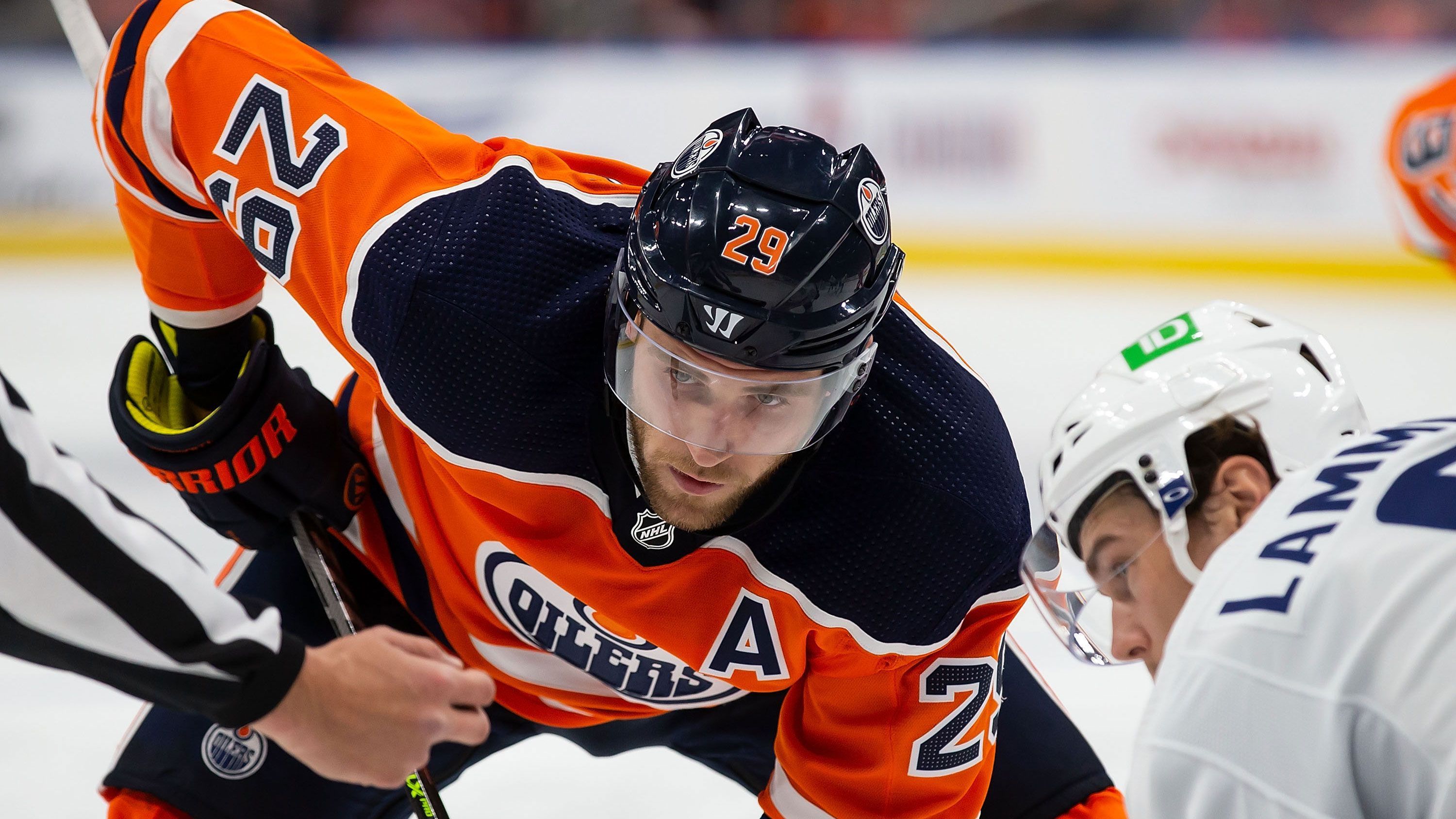 
                <strong>Leon Draisaitl (Edmonton Oilers)</strong><br>
                Leon Draisaitl und seine Edmonton Oilers sind mit zwei Siegen in die Saison gestartet. Im ersten Spiel gegen die Vancouver Canucks machten es die Oilers spannend und konnten die Partie erst nach einem 2:2 nach der Overtime im Shootout für sich entscheiden - Draisaitl scheiterte allerdings als erster Schütze am gegnerischen Goalie. Am zweiten Spieltag lief es dagegen schon besser und die Oilers fegten die Calgary Flames mit 5:2 aus der Halle. Der deutsche Center traf zwar nicht selbst, bereitete dafür aber gleich drei Treffer vor und steht somit nach zwei Spieltagen bei vier Scorerpunkten. 
              