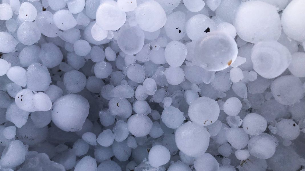Hagelkörner nach einem Unwetter im italienischen L'Aquila im Jahr 2023