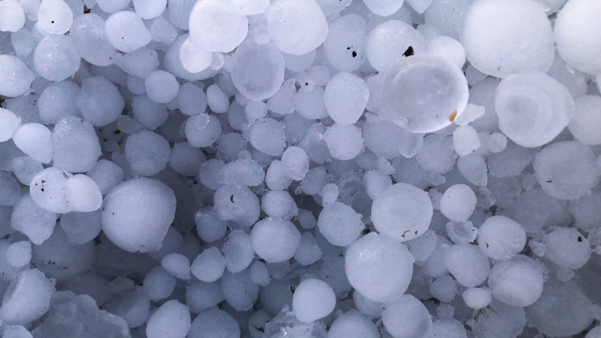 Unwetter mit Hagel und Tornados haben am Wochenende die italienische Adria-Küste heimgesucht.
