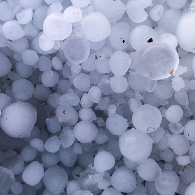 Unwetter mit Hagel und Tornados haben am Wochenende die italienische Adria-Küste heimgesucht.