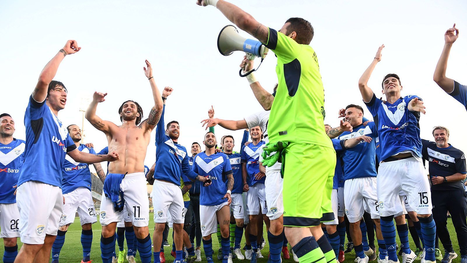 
                <strong>Italien: Brescia Calcio </strong><br>
                Durch einen 1:0-Erfolg über Ascoli Calcio machte Brescia Calcio zwei Spieltage vor Saisonende den Aufstieg in die Serie A perfekt. Damit kehrt das Team von Trainer Eugenio Corini nach acht Jahren Abstinenz zurück in die italienische Eliteliga. Brescia, der Heimatverein von Andrea Pirlo, war 2011 in die Serie B abgestiegen.
              