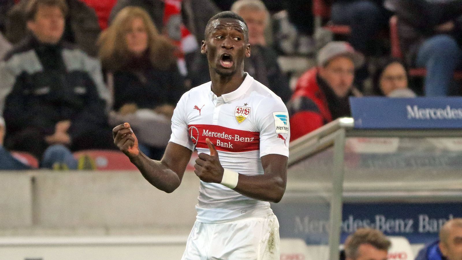 
                <strong>VfB Stuttgart</strong><br>
                Anschließend erfolgte der Wechsel zum VfB Stuttgart, wo der Innenverteidiger erst einmal in der U19 landete. Rüdiger schaffte dann über die zweite Mannschaft der Schwaben den Sprung zu den Profis. Sein Bundesliga-Debüt feierte er im Januar 2012 als Rechtsverteidiger bei einem 0:3 gegen Borussia Mönchengladbach. Gut ein Jahr später folgte dann der Durchbruch und Rüdiger avancierte zum Stammspieler bei den Stuttgartern.
              