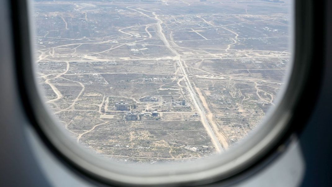 Letzter Blick aus dem Flugzeug: Immer weniger Deutsche verbleiben im Gazastreifen.