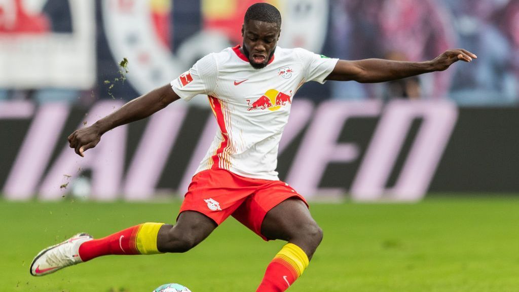 
                <strong>Dayot Upamecano (Innenverteidiger)</strong><br>
                Das begehrteste Tafelsilber im Schaufenster von RB ist Dayot Upamecano. Der Franzose, der sich inzwischen zu einem der besten Verteidiger der Liga entwickelt hat, steht offenbar auf der Liste von Manchester City, Manchester United und Real Madrid. Auch der FC Bayern wird immer wieder als möglicher Interessent genannt. Angeblich hat Upamecano eine Ausstiegsklausel von 45 Millionen Euro.
              