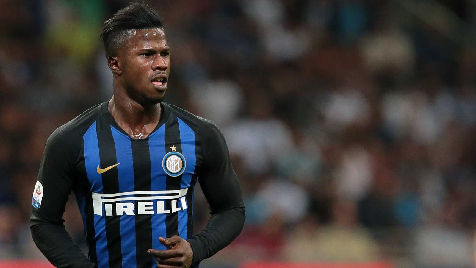 
                <strong>Mittelfeld - Keita Balde (Inter Mailand)</strong><br>
                Barcelona, Rom, Monte Carlo, Mailand. Mit gerade einmal 23 Jahren ist der senegalesische Nationalspieler Keita Balde schon ziemlich weit rumgekommen in der (Fußball-)Welt. Seit Saisonbeginn versucht sich der Flügelstürmer nach einem einjährigen Monaco-Intermezzo wieder in der Serie A bei Inter Mailand. Der Linksaußen wurde zunächst für ein Jahr ausgeliehen und kann per Kaufoption dauerhaft gebunden werden. Bislang kam Keita für Inter zu acht Einsätzen, wartet aber noch auf seinen ersten Treffer. Direkt nach der Länderspielpause steht das Mailänder Derby an - der perfekte Moment, um sich bei den Inter-Tifosi mit einem möglichen, ersten Tor länger anhaltend ins Gedächtnis zu schießen.
              