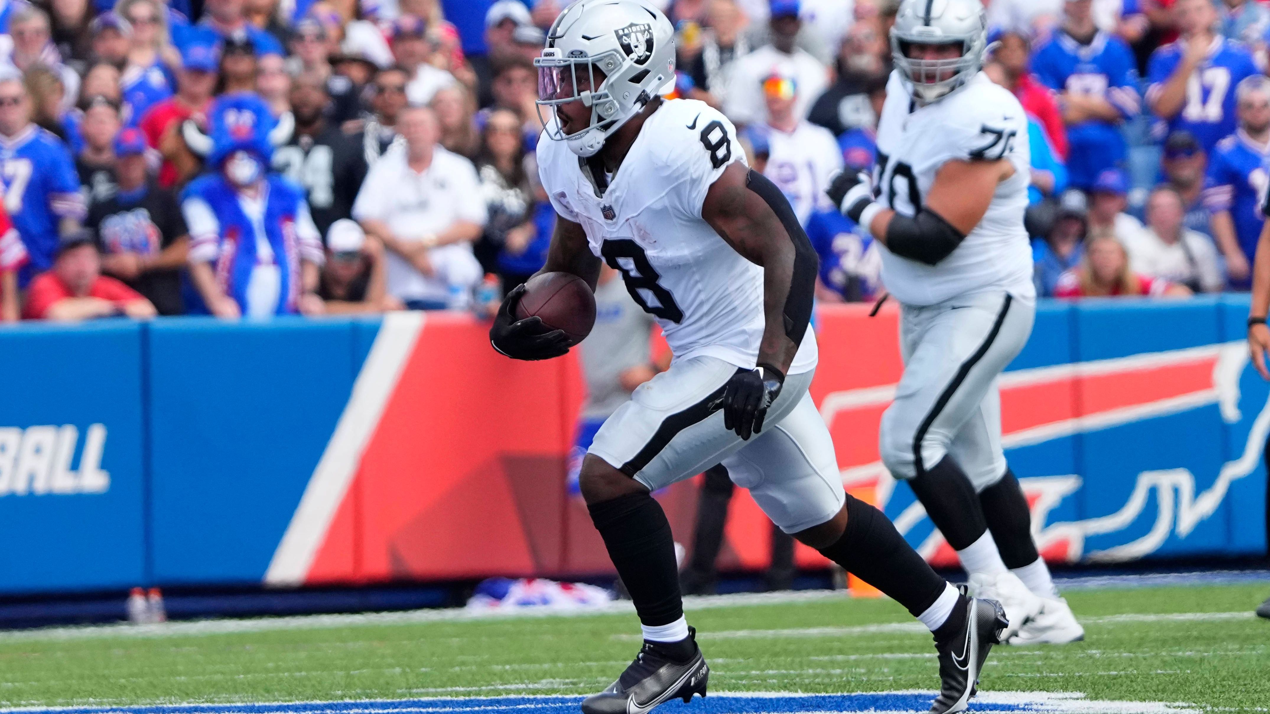 <strong>Josh Jacobs (Las Vegas Raiders)</strong> <br>Es ist das zweite "Contract Year" nacheinander für Josh Jacobs. 2022 reagierte der Running Back, indem er den Rushing-Titel gewann. In der Offseason erstreikte er sich einen Einjahresvertrag statt des Franchise Tag, mit dem die Las Vegas Raiders ihn belegt hatten. 2023 läuft bisher aber eher schlecht, 2,7 Rushing Yards pro Versuch und 166 erlaufene Yards insgesamt sind wahrlich keine gute Bewerbung.