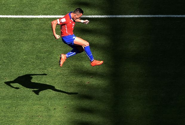 
                <strong>Brasilien vs. Chile (4:3 n.E.): Luftikuss</strong><br>
                Alexis Sanchez feiert seinen Treffer zum 1:1 dagegen zurecht und springt dabei scheinbar über seinen Schatten.
              