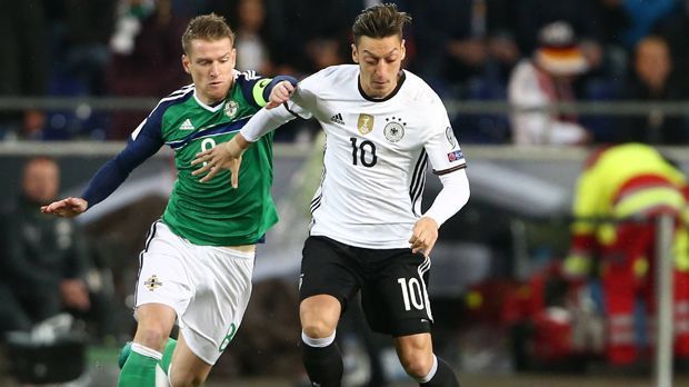 
                <strong>Mesut Özil</strong><br>
                Mesut Özil: Der Mittelfeldmann ackerte viel und hatte auch den einen oder anderen Geistesblitz. Die Führung durch Draxler bereitete er mit vor, nahm sich aber auch seine Kunstpausen. Musste zur Pause für Ilkay Gündogan runter. ran-Note: 3,5
              