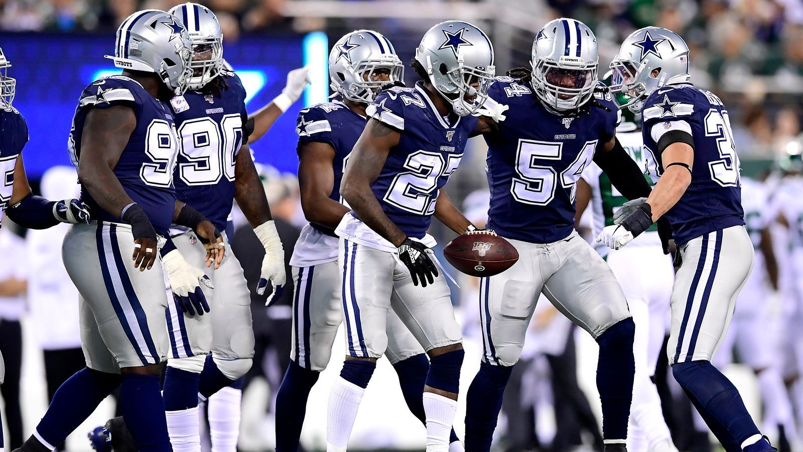 
                <strong>Platz 7: Dallas Cowboys - 323,2 zugelassene Yards pro Spiel</strong><br>
                "America's Team" stellt seit zwei Jahren eine starke Defensive. Das Linebacker-Duo Jaylon Smith und Leighton Vander Esch ist eine Tackle-Maschine. Neuverpflichtung Robert Quinn steuert 7,5 Sacks bei.Turnover: 12 - Interceptions: 4 / Fumbles: 8  Sacks: 23zugelassene Punkte pro Spiel: 18,9
              