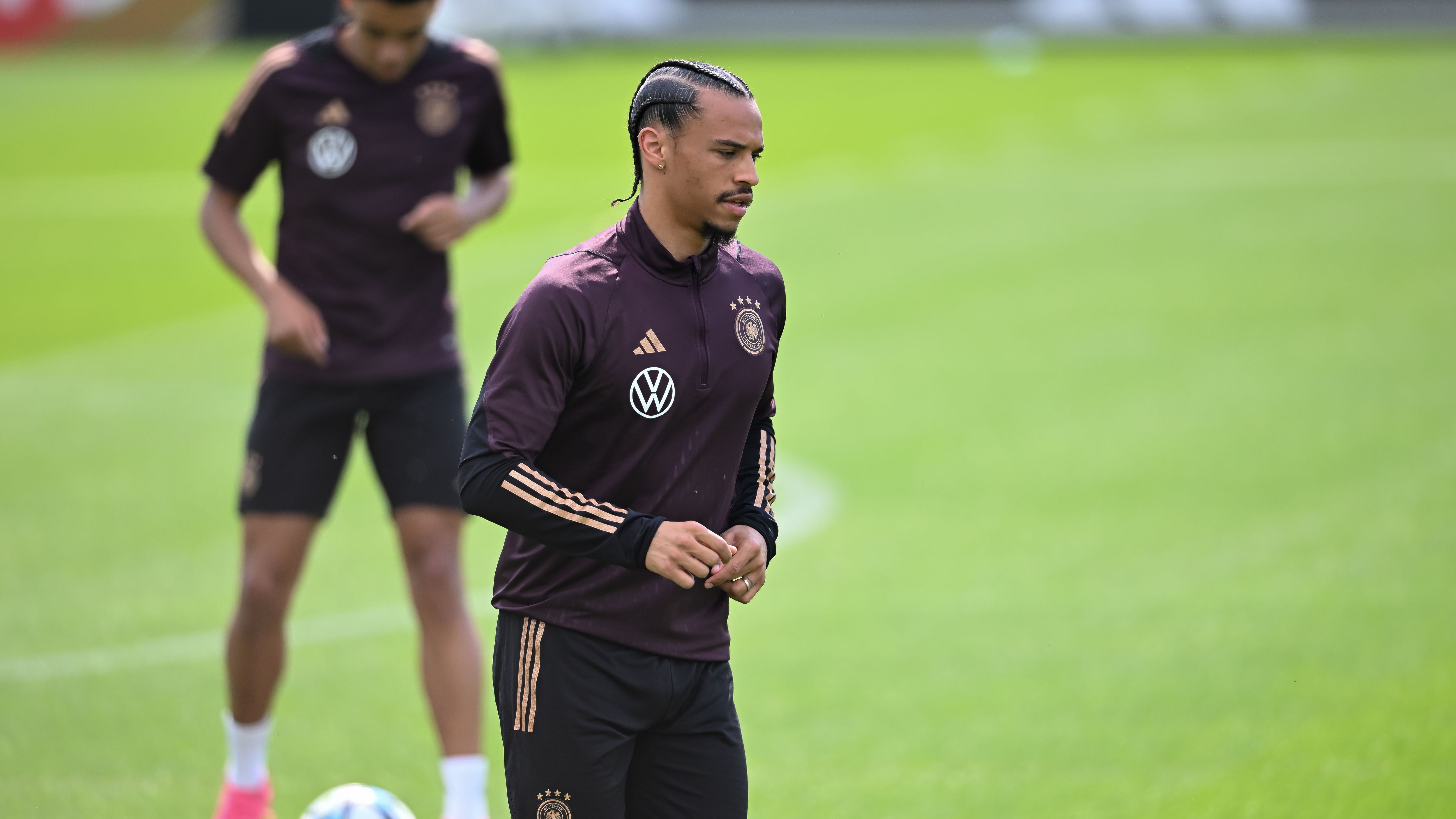 <strong>Leroy Sane (FC Bayern)</strong><br> Ist seit Wochen in Topform. Was besonders erfreulich ist: Er konserviert seinen nicht zu übersehenen Spaß am Fußball auch für die Nationalmannschaft. Sane ist so auch beim DFB-Team aus der Startelf nicht wegzudenken.