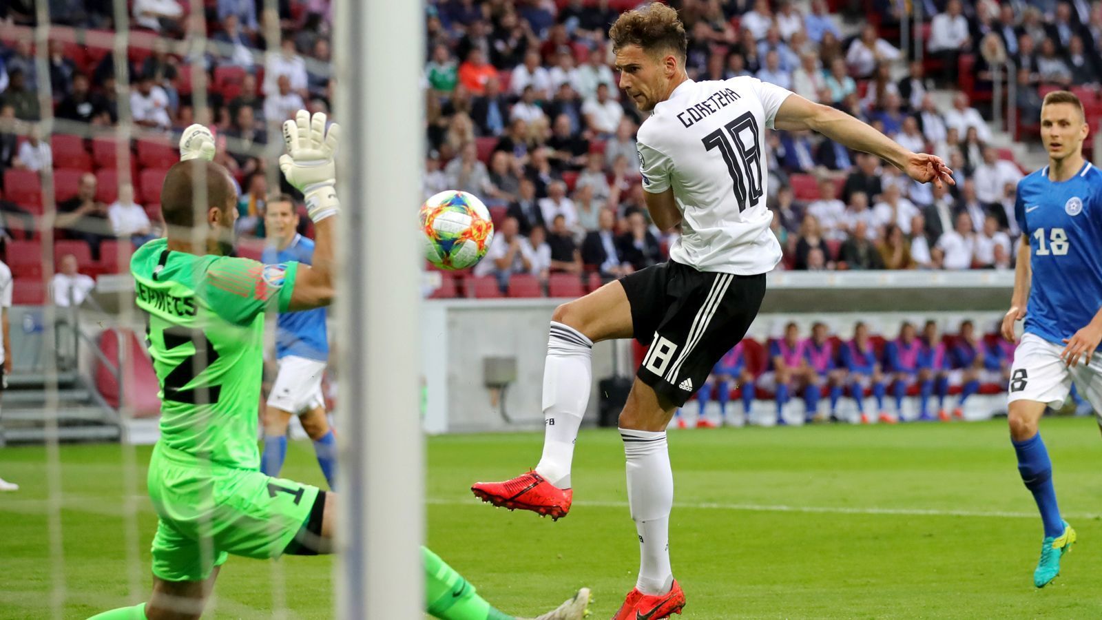 
                <strong>Leon Goretzka</strong><br>
                Viel Spielwitz, viel Bewegung, sehr agil zwischen den Linien, beschäftigt die Abwehr, sucht immer den Ball und die nächste Anspielstation. Schöner Kopfballtreffer. Nach dem Seitenwechsel nicht mehr ganz so dominant. ran-Note: 2
              