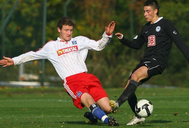 
                <strong>Jugend beim HSV</strong><br>
                Die ersten Erfahrungen sammelt Shkodran Mustafi in der Jugend des Hamburger SV. Mit 14 Jahren wechselt das Talent in die Nachwuchsabteilung des Bundesliga-Dinos. Jedoch nur für drei Jahre - dann geht es nach England.
              