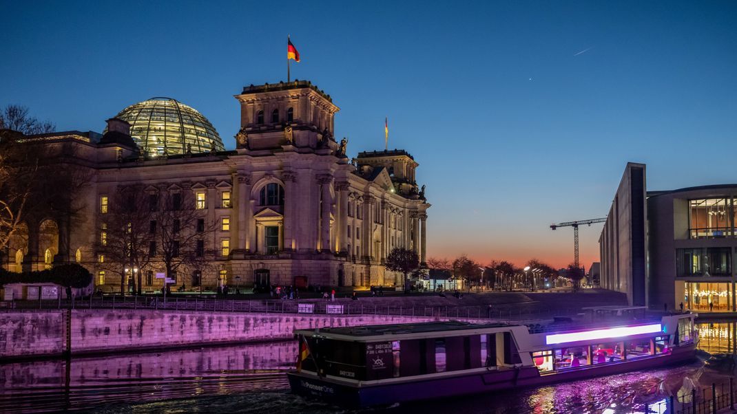 Nach der Einigung auf ein Finanzierungspaket besprechen Union und SPD weitere Themen auf dem Weg zu einer möglichen Regierungsbildung.