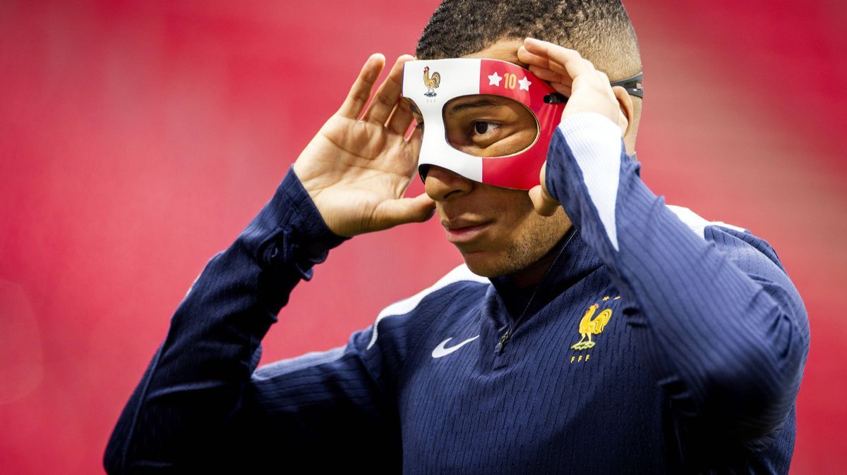 LEIPZIG - Kylian Mbappe during a training session of the France national football team at the Leipzig Stadium on June 20, 2024 in Leipzig, Germany. France is preparing for the group match at the Eu...