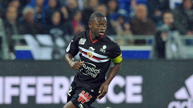 
                <strong>Nampalys Mendy</strong><br>
                Nampalys Mendy: Diesen Namen hatte bislang kaum einer auf dem Zettel, soll aber laut "Gazzetta" eine Rolle spielen: Nampalys Mendy vom französischen Erstligisten OGC Nizza. Der 23-Jährige wäre ein möglicher Ersatz für N'Golo Kante, der mit Paris Saint-Germain in Verbindung gebracht wird. Bei Nizza ist Mendy Stammspieler und verpasste bislang nur 28 Minuten in dieser Saison.
              