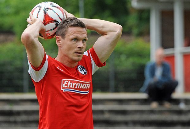 
                <strong>SC Freiburg Heimtrikot</strong><br>
                Der SC Freiburg setzt auf Altbewährtes. Die Breisgauer, hier Neuzugang Sascha Riether, spielen in roten Trikot in weißen Ärmeln.
              