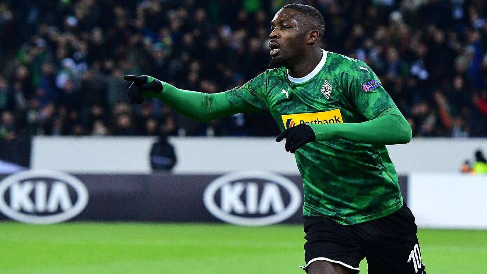 
                <strong>Gewinner: Marcus Thuram (Borussia Mönchengladbach)</strong><br>
                Marcus Thuram kam, sah und siegte. So könnte man die erste Hinrunde des Franzosen in Mönchengladbach beschreiben. Der Sohn von Welt- und Europameister Lilian Thuram hat einen großen Anteil daran, dass die Mannen von Trainer Marco Rose auf Platz zwei überwintern. Im Sommer lotste ihn die Borussia für neun Millionen Euro von EA Guingamp in die Bundesliga. Seither schaffte der 22-Jährige in 17 Ligaspielen sechs Tore und fünf Vorlagen. Hinzu kommen zwei Treffer und ein Assist in der Europa League sowie weitere zwei Tore im DFB-Pokal.
              