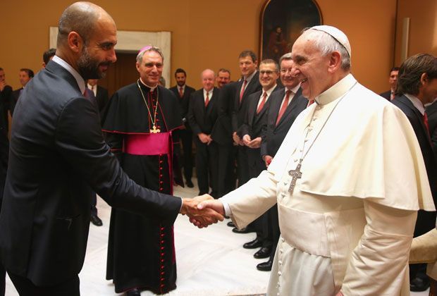 
                <strong>Heilige Audienz - Bayern München trifft Papst Franziskus</strong><br>
                Auch Chefcoach Guardiola war nach dem Sieg sichtlich gut gelaunt. Für viele Angestellte des FC Bayern dürfte der Papstbesuch das erste Mal im Vatikan sein. Thomas Müller bezeichnete die Audienz als "eine große Ehre."
              