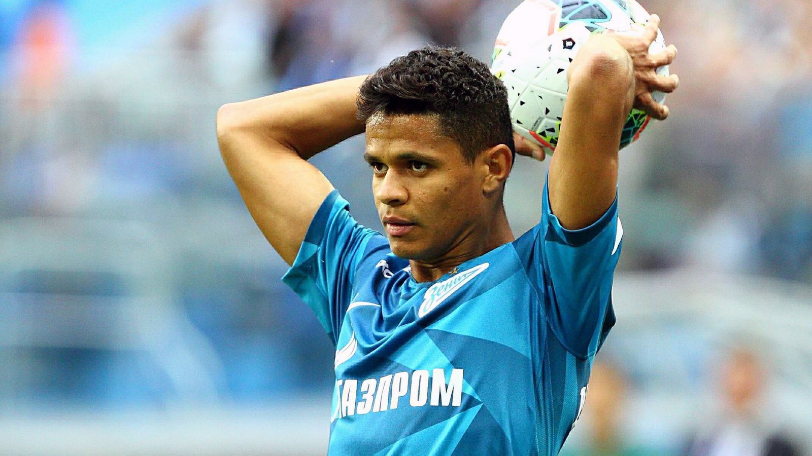 
                <strong>Douglas Santos (Zenit St. Petersburg)</strong><br>
                Auf der Suche nach Verstärkungen wurde Meister Zenit St. Petersburg zuletzt in Deutschland fündig. Kolportierte zwölf Millionen Euro gab Zenit angeblich für die Verpflichtung des früheren HSV-Linksverteidigers Douglas Santos aus. Der 25-Jährige unterschrieb in St. Petersburg einen Vertrag bis 2024 und eroberte sich auf Anhieb einen Stammplatz im Team von Coach Sergey Semak. Beim HSV wird man indes hoffen, dass Douglas Santos in Russland weiter erfolgreich ist, denn laut Medienberichten könnte so die Ablösesumme durch Bonuszahlungen noch auf insgesamt 15 Millionen Euro ansteigen. 
              