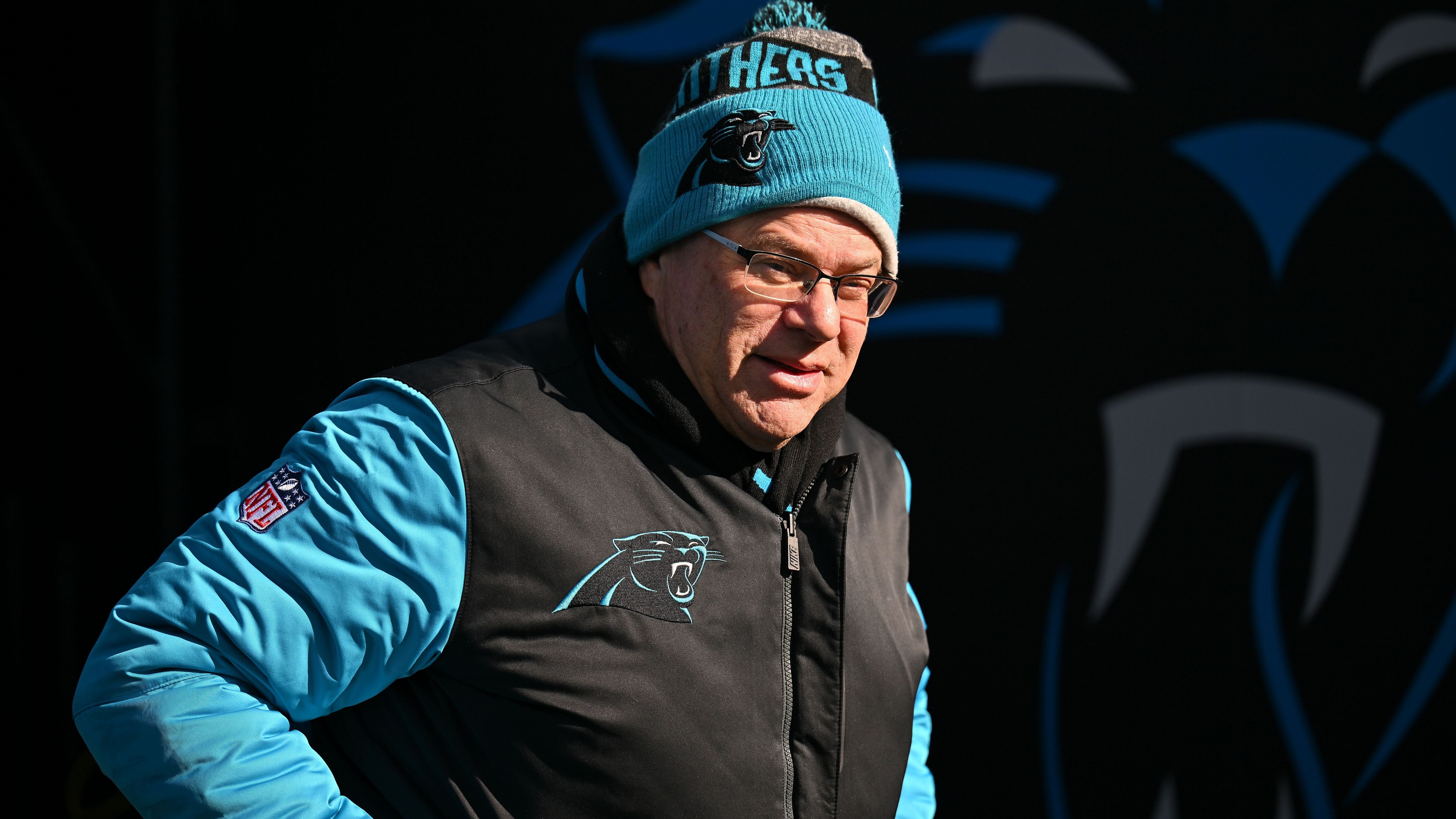 <strong>Welche Art Coach wird gesucht?</strong><br>Es wird erwartet, dass die Panthers mit ihrem Besitzer David Tepper einen offensiv-denkenden Trainer ins Auge fassen wollen, der den diesjährigen Nummer-eins-Pick, Quarterback Bryce Young, über Jahre zum Superstar aufbauen kann. Oder kommt am Ende alles doch ganz anders?&nbsp;<em><strong>ran</strong></em> wirft einen Blick auf mögliche Cheftrainer-Kandidaten.